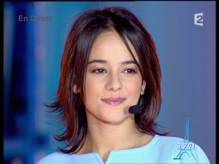 Here's a better pic of Alizee To be honestI don't know who she is Lol